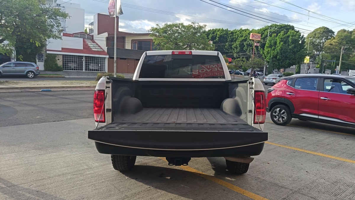 2023 RAM Ram 1500 4p SLT Crew Cab V8/5.7 Aut 4x4 Trabajo