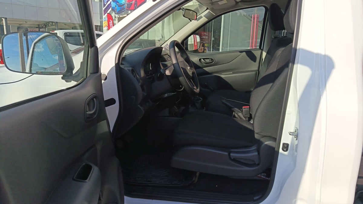 2025 Nissan Chasis Cabina NP300 2p L4/2.5 Man VDC