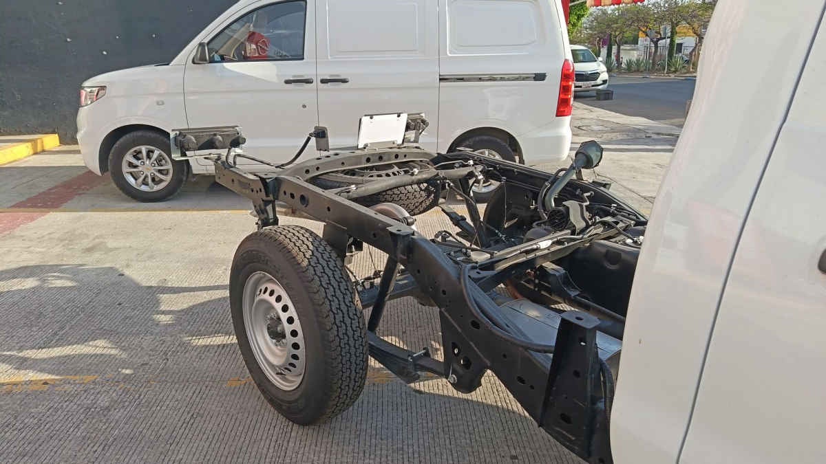 2025 Nissan Chasis Cabina NP300 2p L4/2.5 Man VDC