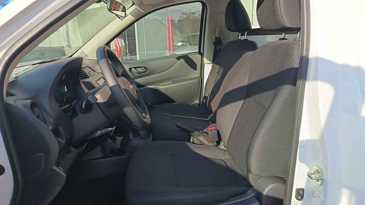 2025 Nissan Chasis Cabina NP300 2p L4/2.5 Man VDC