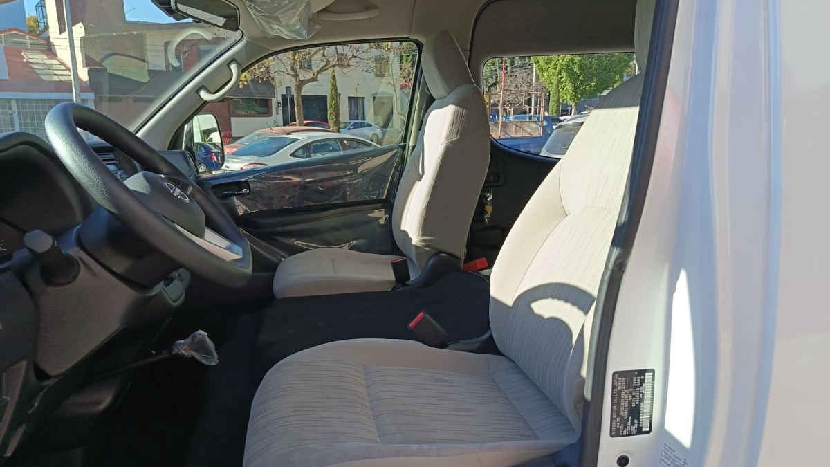 2025 Nissan Urvan 4p Amplia L4/2.5 Man 15/Pas P/Seg