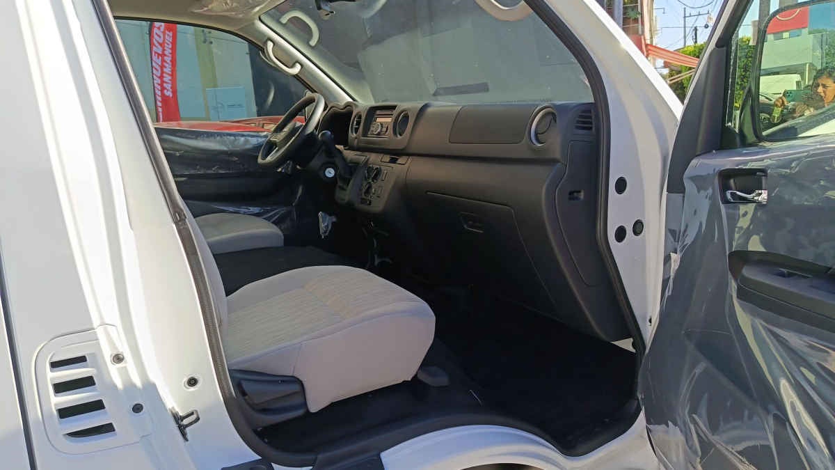 2025 Nissan Urvan 4p Amplia L4/2.5 Man 15/Pas P/Seg