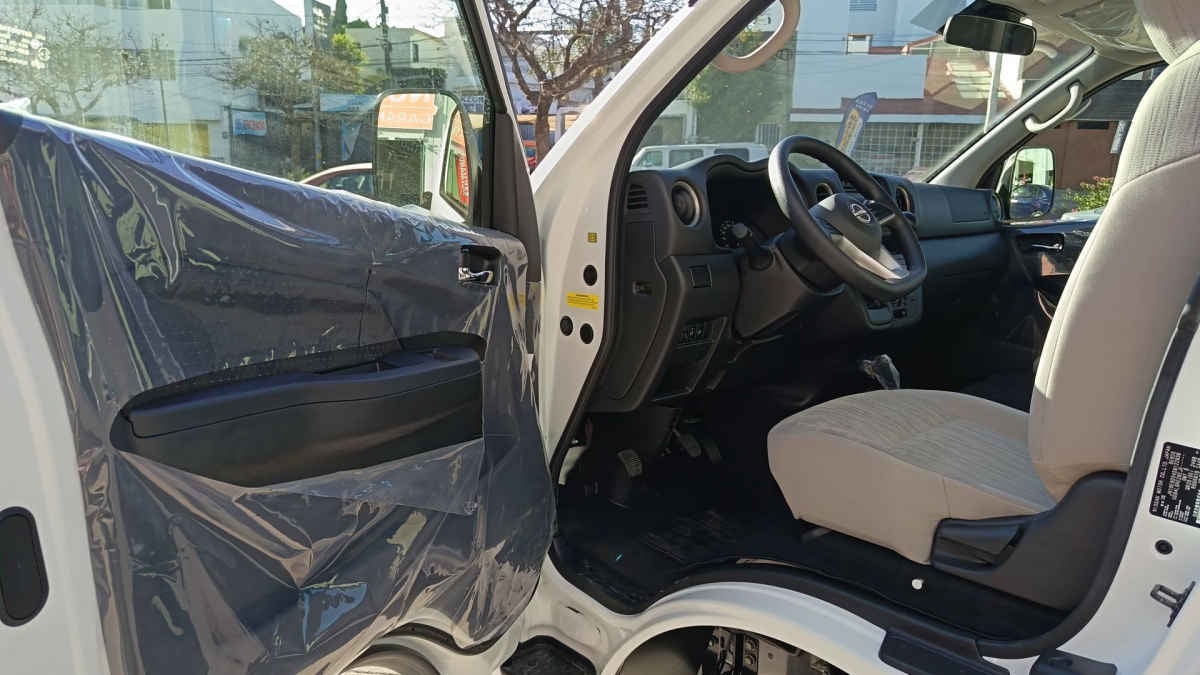 2025 Nissan Urvan 4p Amplia L4/2.5 Man 15/Pas P/Seg