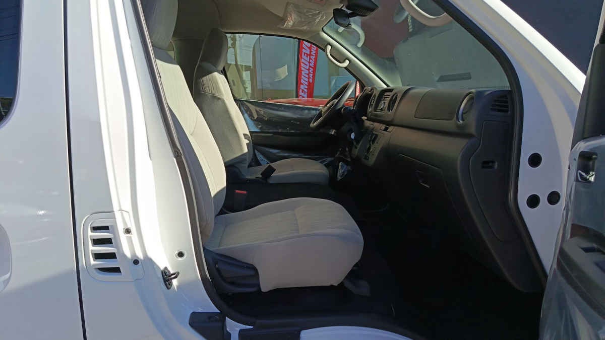 2025 Nissan Urvan 4p Amplia L4/2.5 Man 15/Pas P/Seg