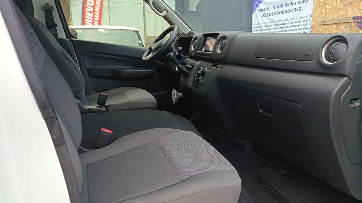 2026 Nissan Urvan 4p Amplia L4/2.5 Man Ventanas