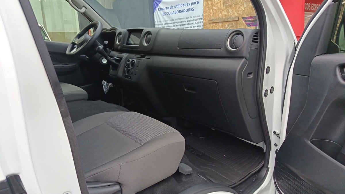 2026 Nissan Urvan 4p Amplia L4/2.5 Man Ventanas