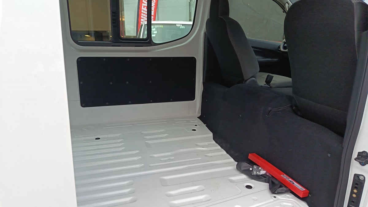2026 Nissan Urvan 4p Amplia L4/2.5 Man Ventanas