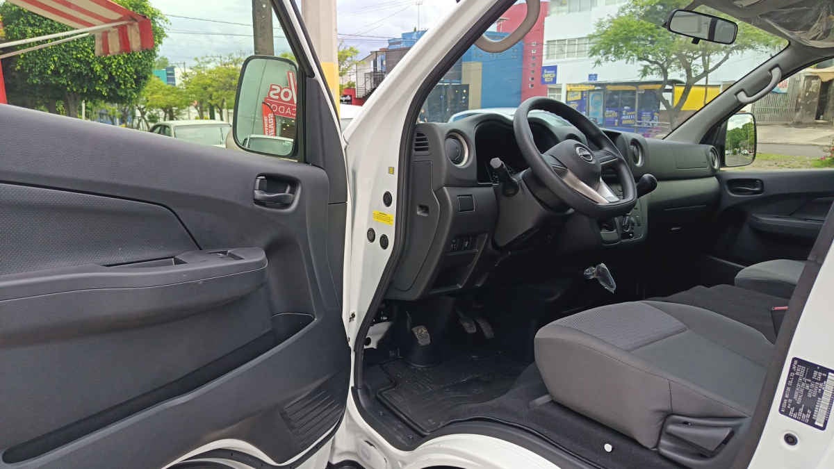 2026 Nissan Urvan 4p Amplia L4/2.5 Man Ventanas