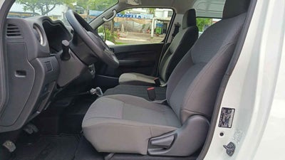 2026 Nissan Urvan 4p Amplia L4/2.5 Man Ventanas