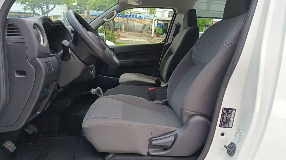 2026 Nissan Urvan 4p Amplia L4/2.5 Man Ventanas