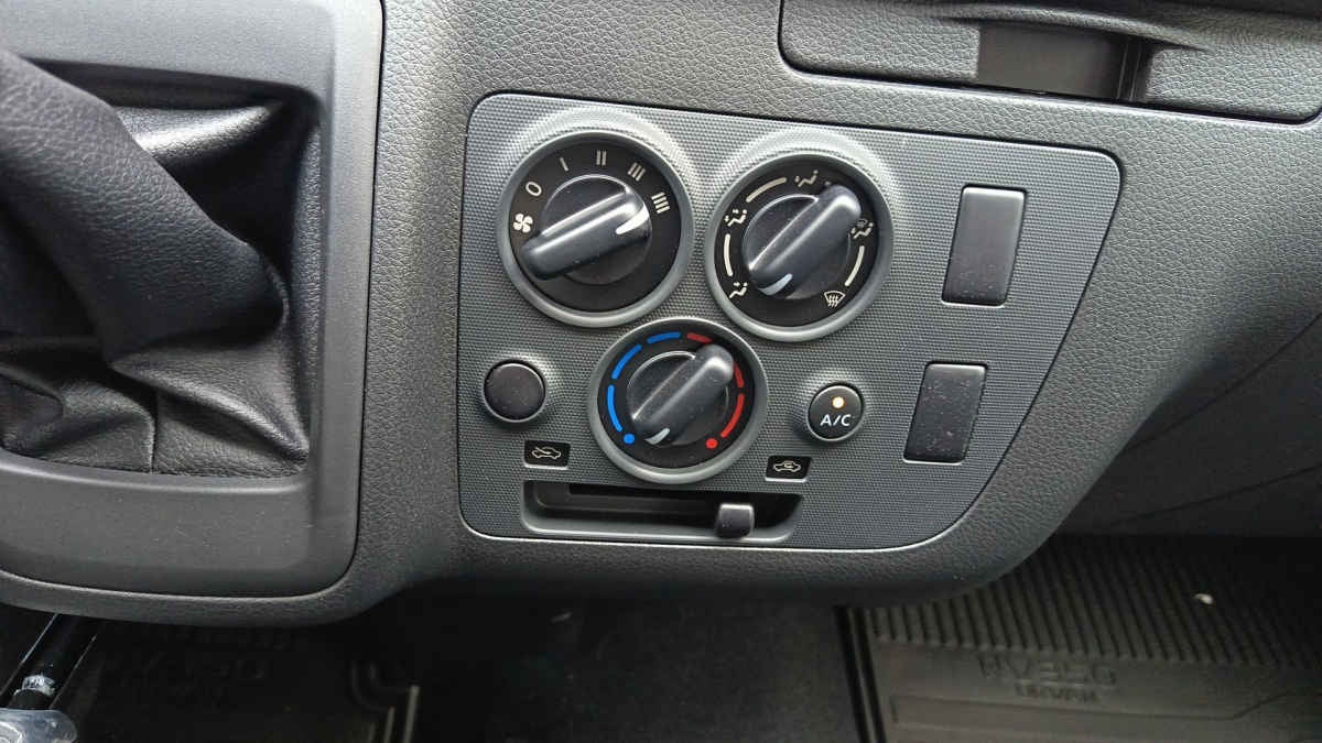 2026 Nissan Urvan 4p Amplia L4/2.5 Man Ventanas