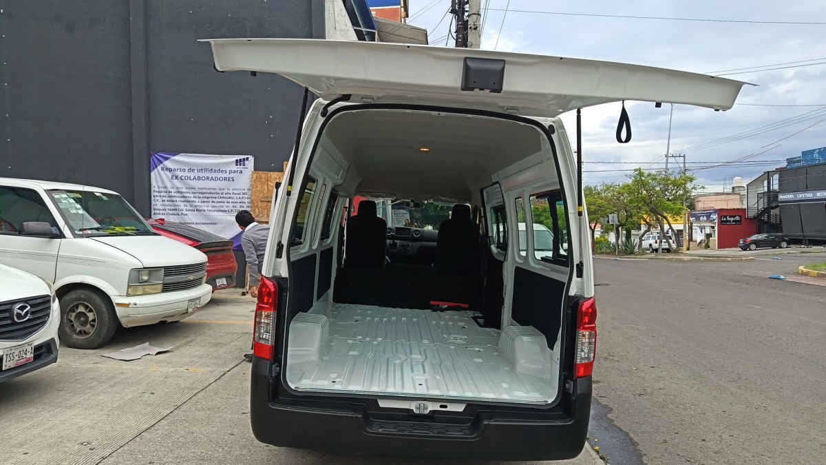 2026 Nissan Urvan 4p Amplia L4/2.5 Man Ventanas