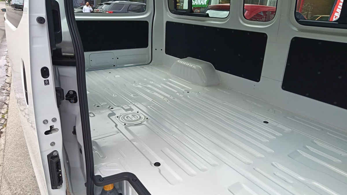 2026 Nissan Urvan 4p Amplia L4/2.5 Man Ventanas