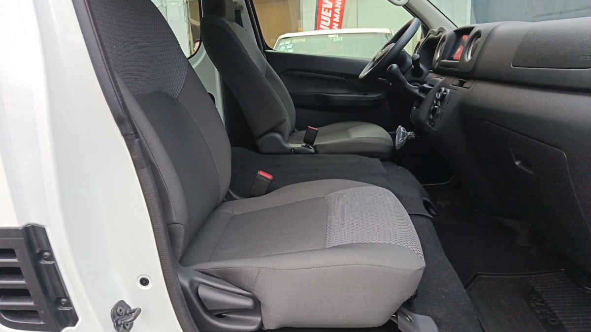2026 Nissan Urvan 4p Amplia L4/2.5 Man Ventanas